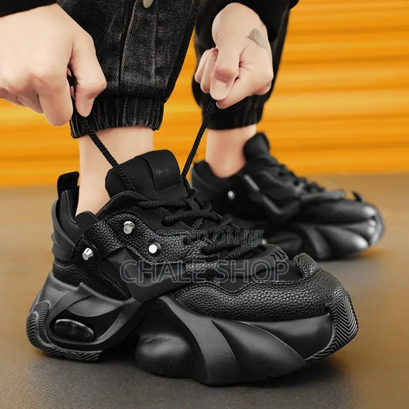 Smart Girl Wear Trendy All-Black Chunky Platform Sneakers