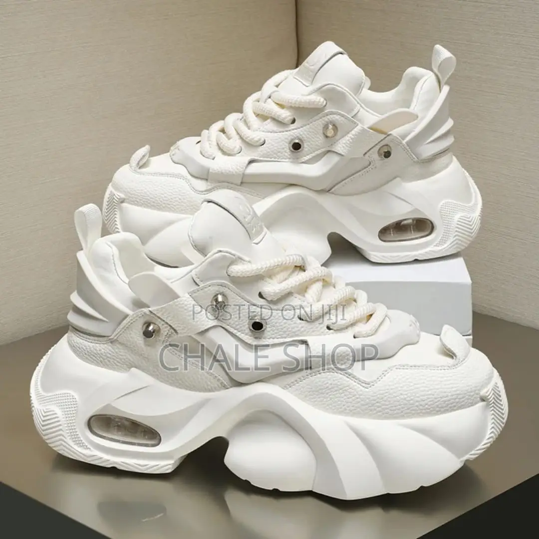 Smart Girl Wear Trendy All-Black Chunky Platform Sneakers