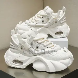 Smart Girl Wear Trendy All-Black Chunky Platform Sneakers