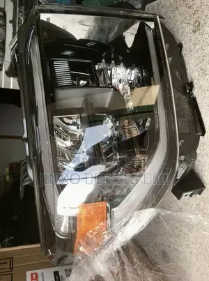 Toyota Tundra 2014-2021 Headlight With LED Pair