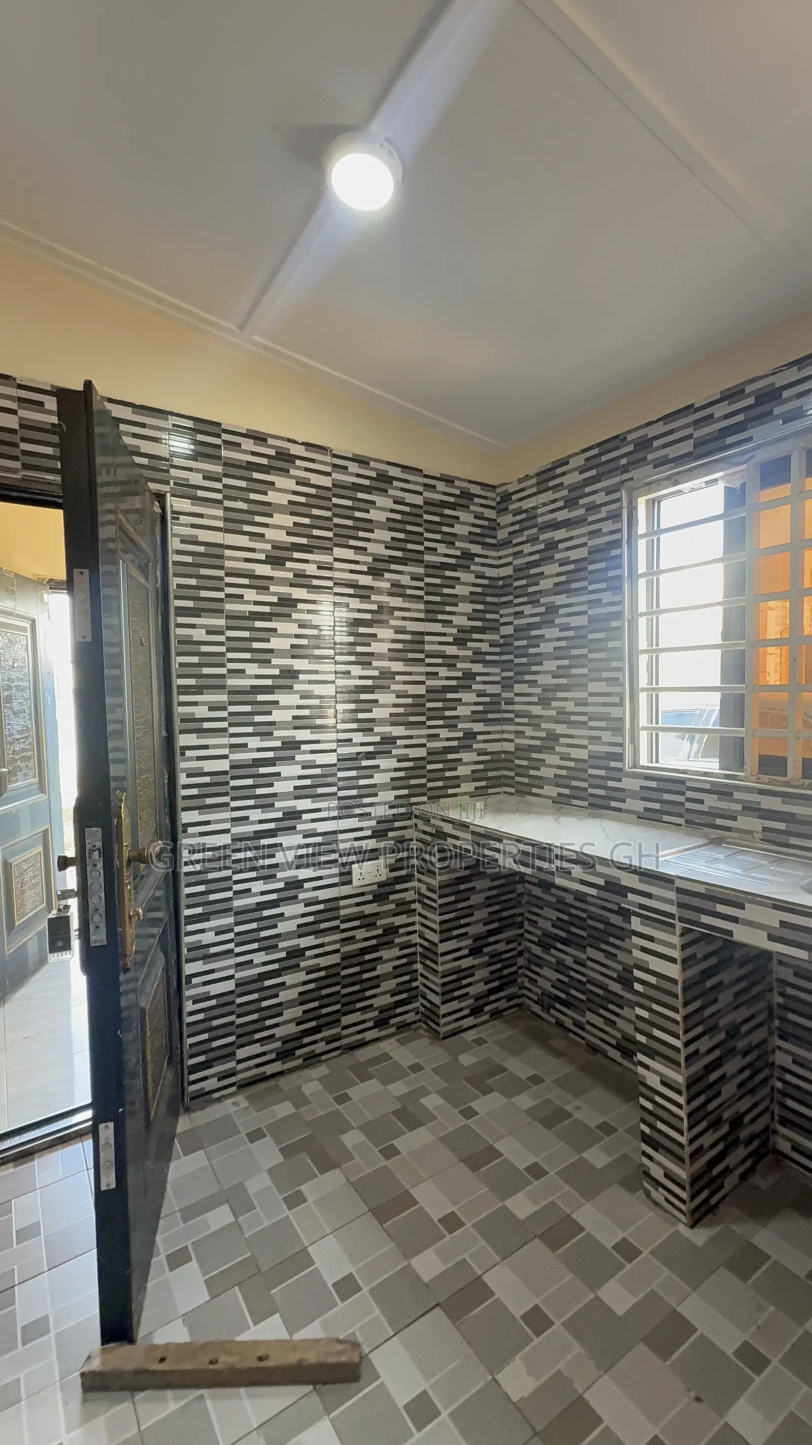 1bdrm Room & Parlour in West Hills Mall Area for rent