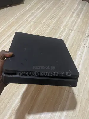 Play Station 4 Slim