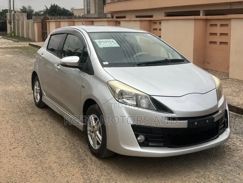Toyota Vitz 1.5 FWD 5dr 2012 Silver