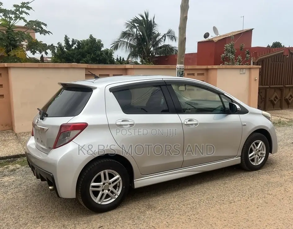 Toyota Vitz 1.5 FWD 5dr 2012 Silver