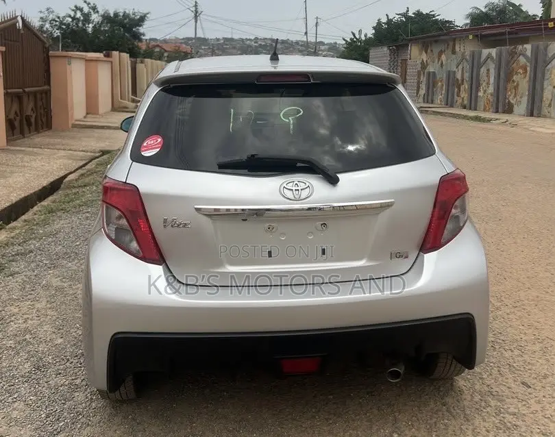 Toyota Vitz 1.5 FWD 5dr 2012 Silver