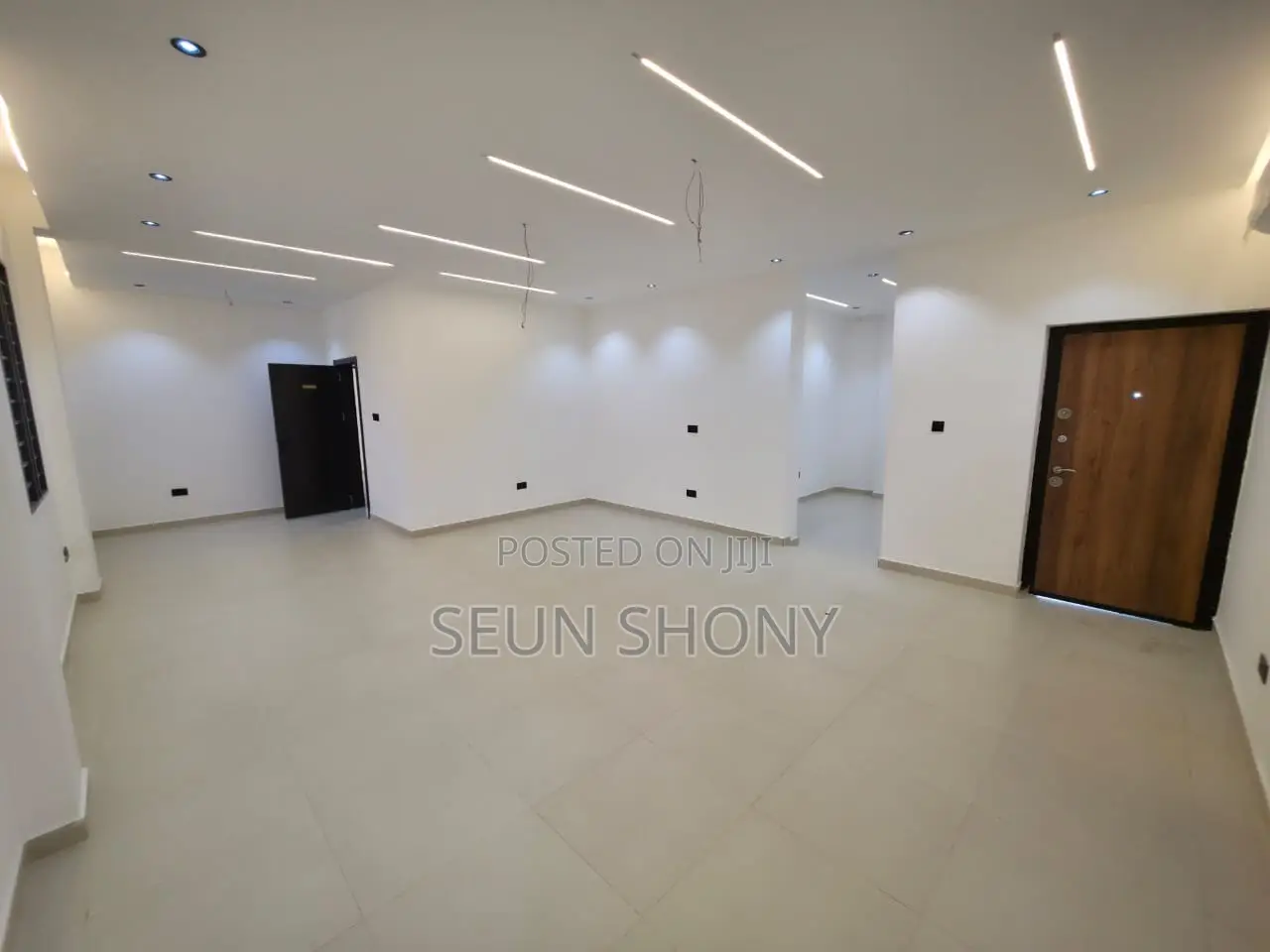 5bdrm House in Lake Side Estate for sale