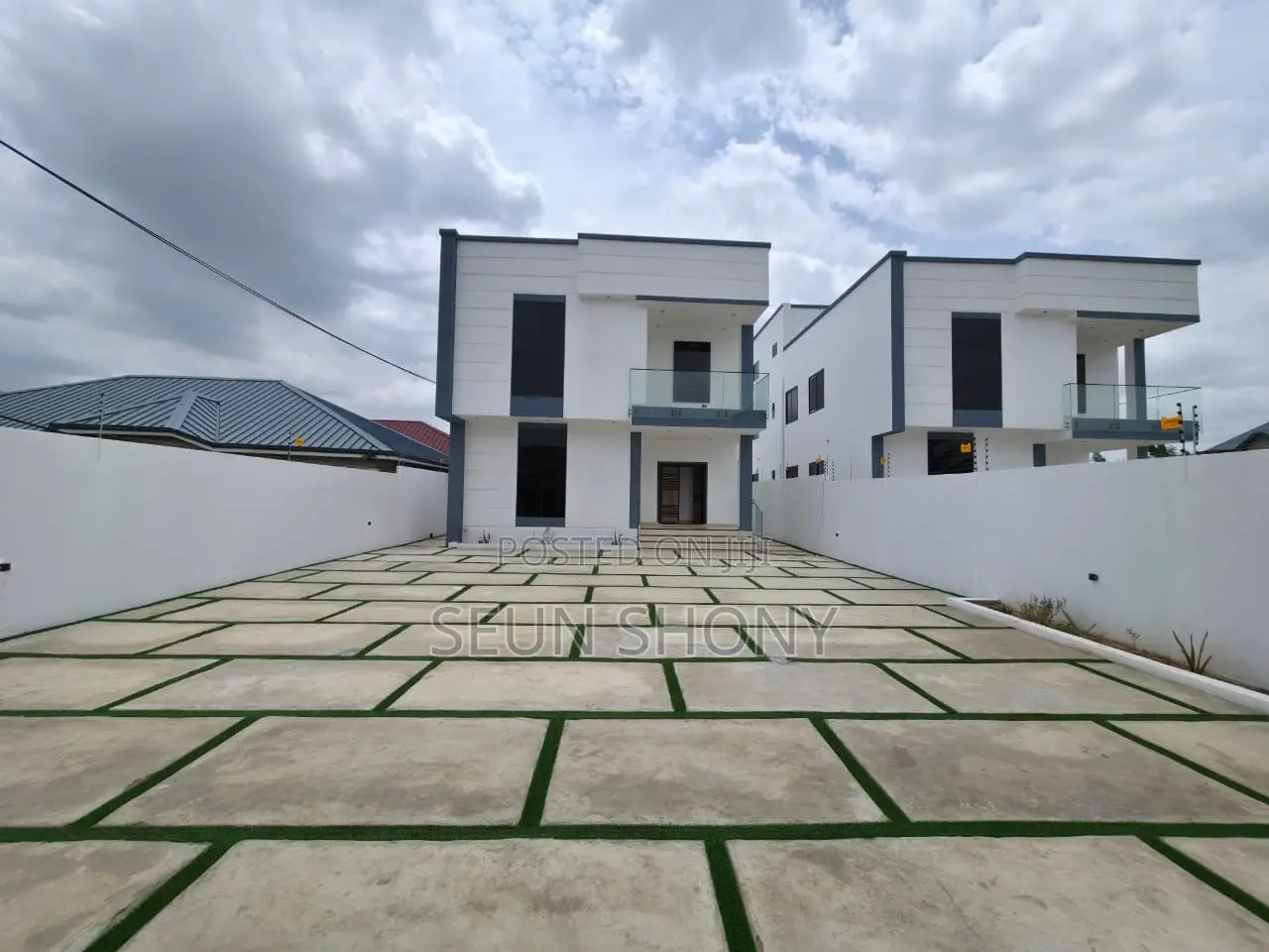 5bdrm House in Lake Side Estate for sale