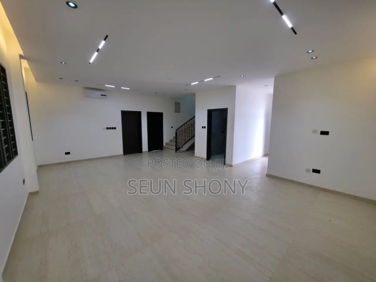 5bdrm House in Lake Side Estate for sale