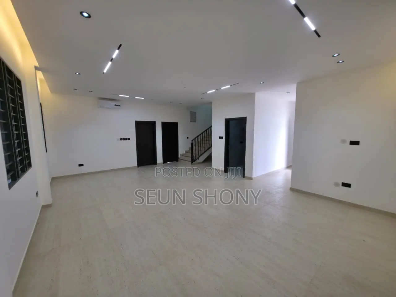 5bdrm House in Lake Side Estate for sale