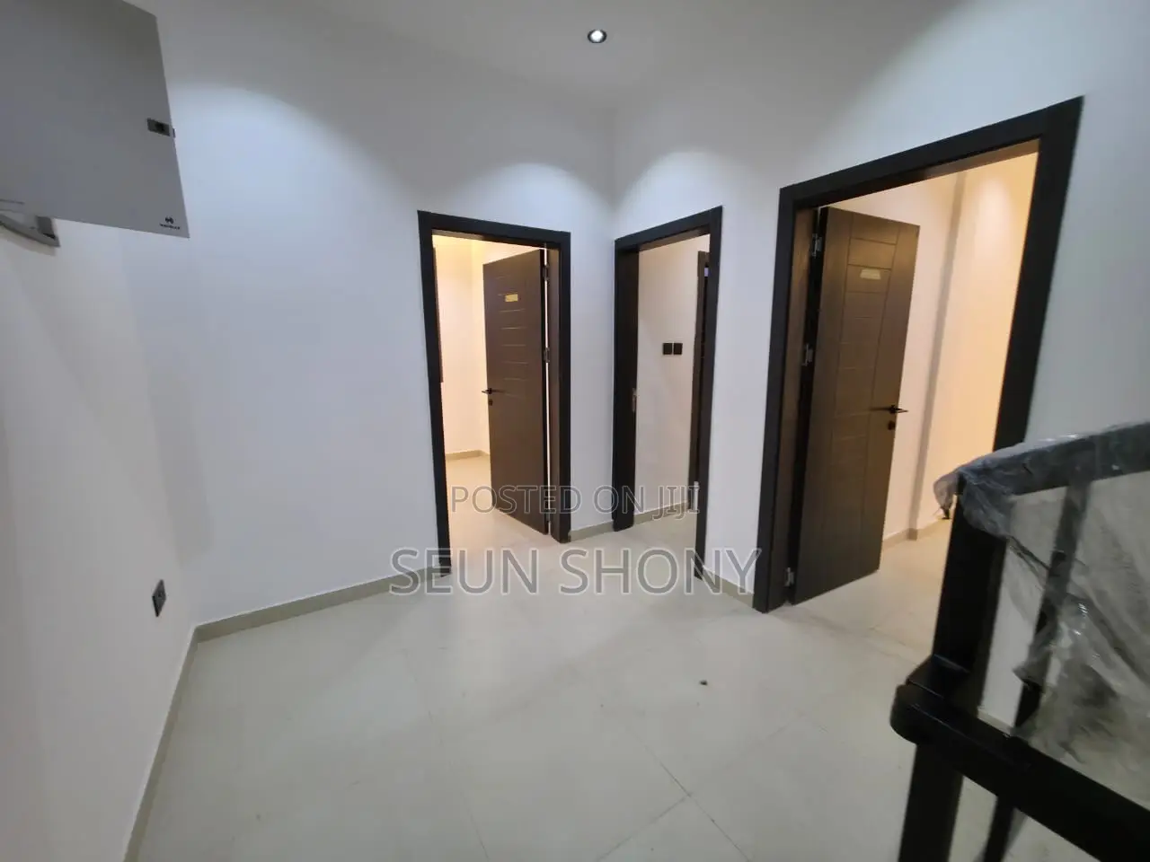 5bdrm House in Lake Side Estate for sale