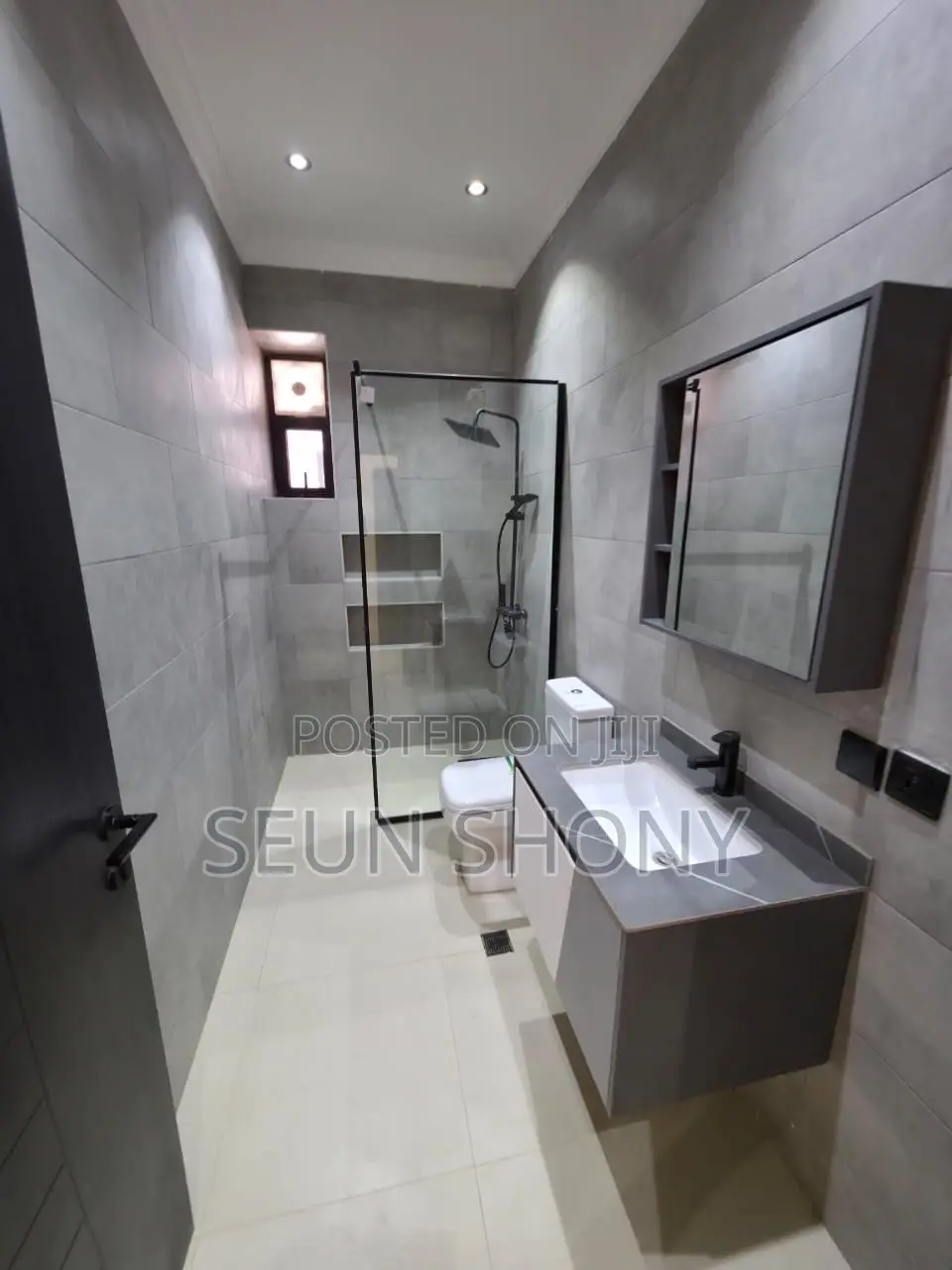 5bdrm House in Lake Side Estate for sale