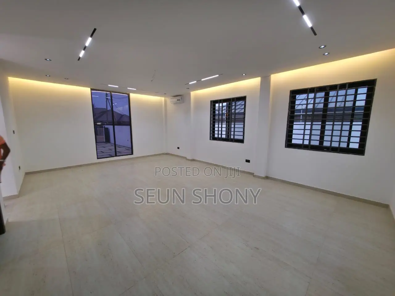 5bdrm House in Lake Side Estate for sale
