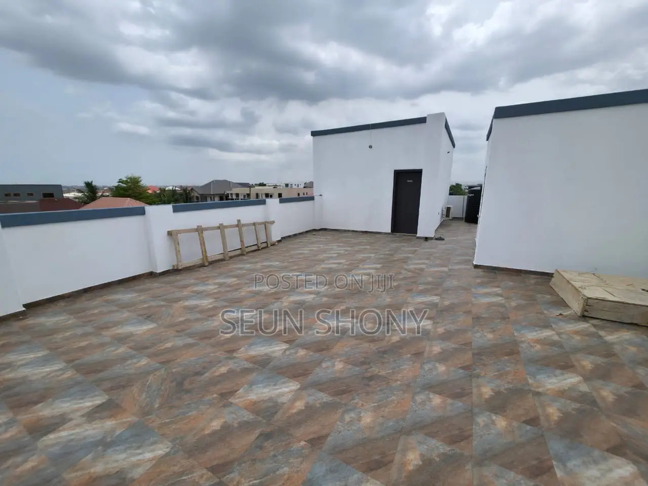5bdrm House in Lake Side Estate for sale