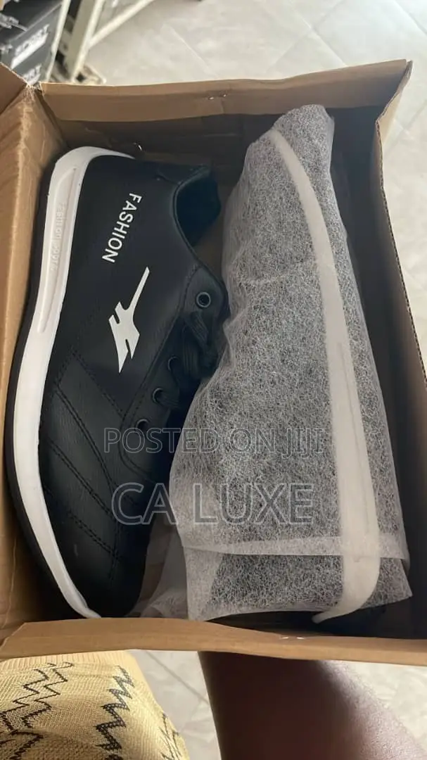 Quality Unisex Fashion Sneakers With Lace-Up Closure