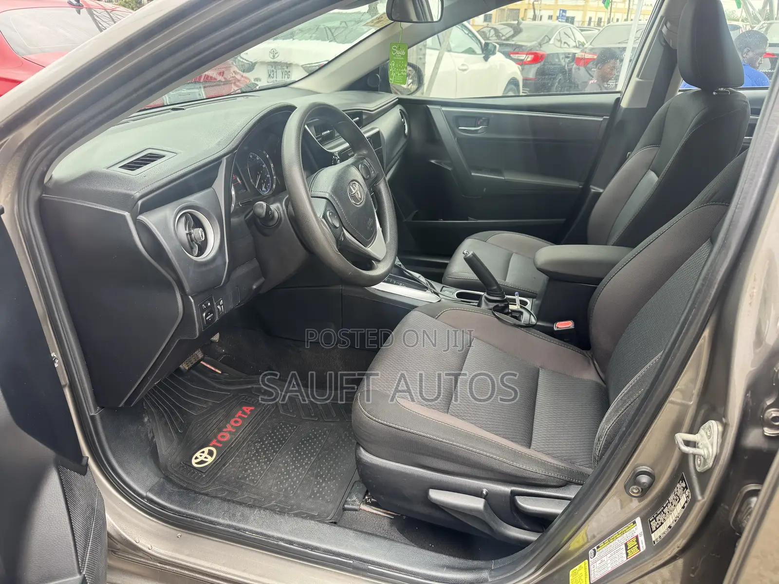 Toyota Corolla LE (1.8L 4cyl 2A) 2018 Gray