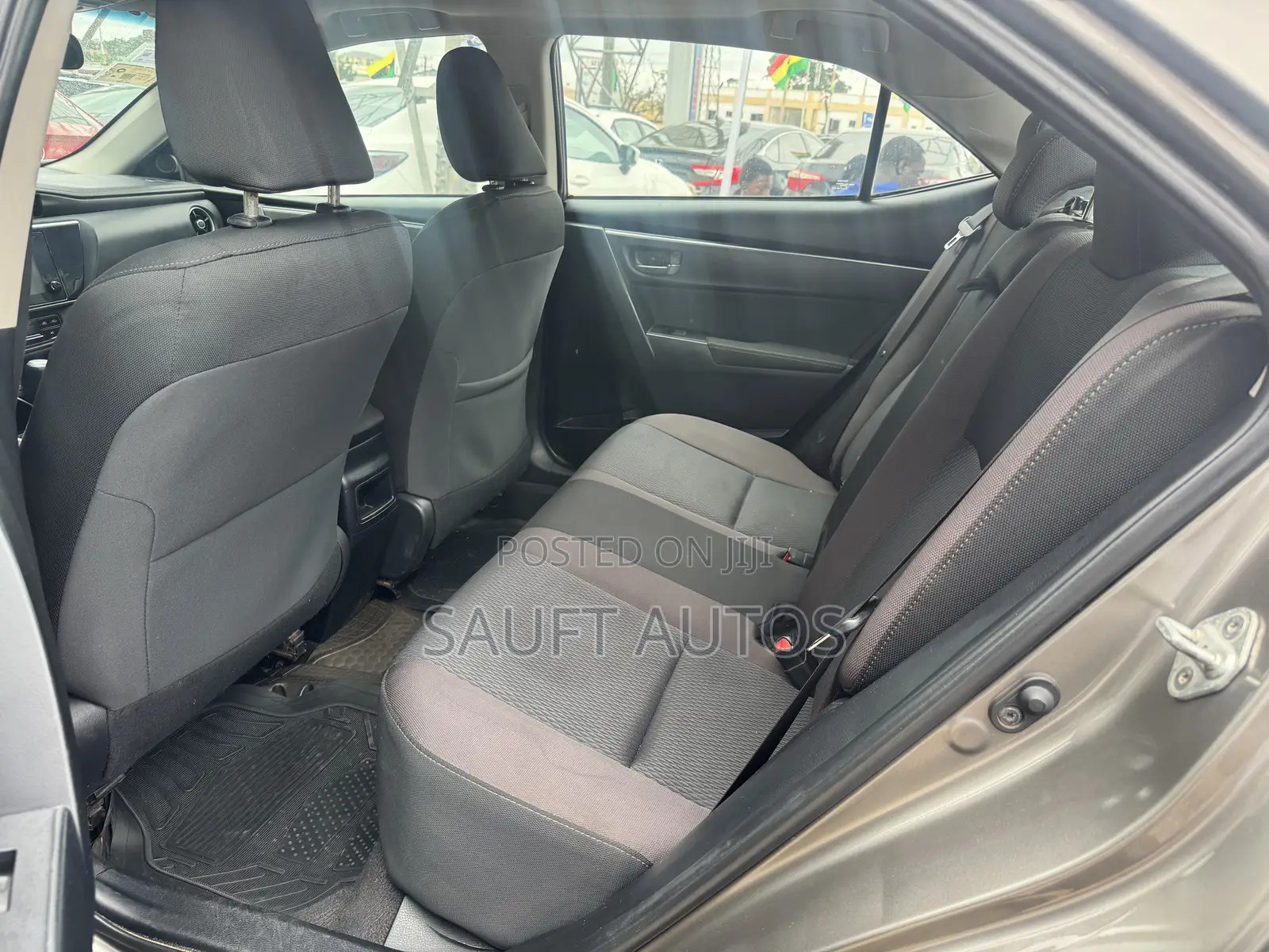 Toyota Corolla LE (1.8L 4cyl 2A) 2018 Gray