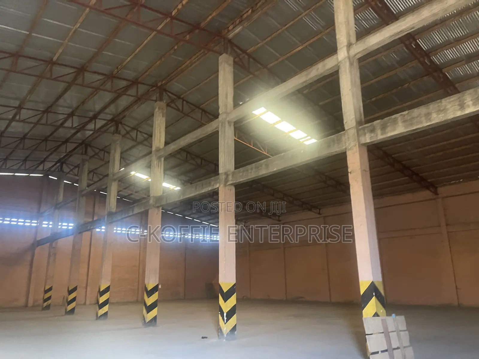 1, 200 Warehouse at Circle for Rent