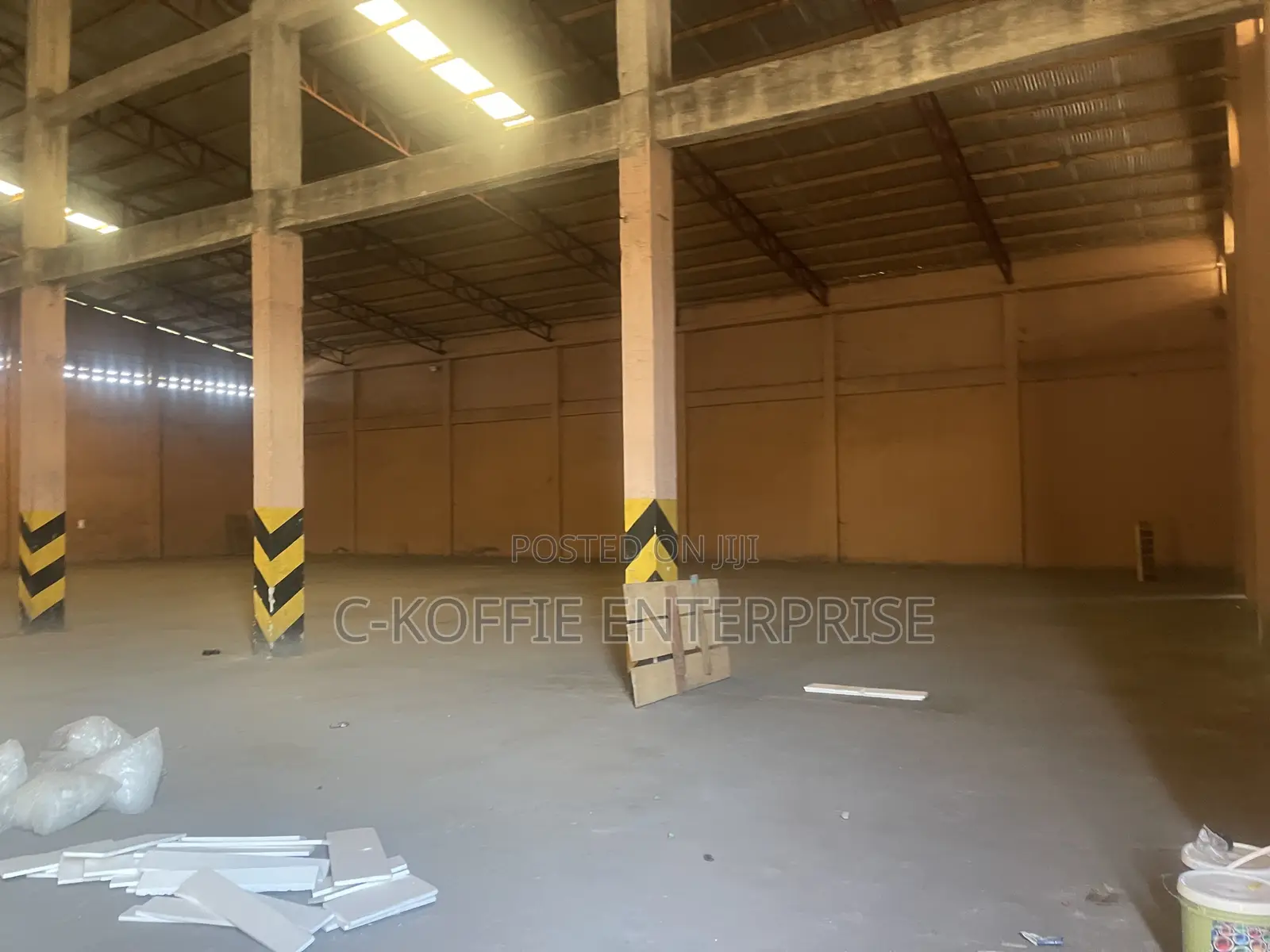 1, 200 Warehouse at Circle for Rent