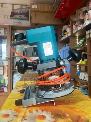 Black Decker DN 66 480W Plunge Router With Micro Adjustment Guide