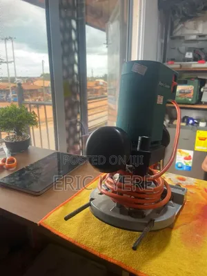 Black Decker DN 66 480W Plunge Router With Micro Adjustment Guide