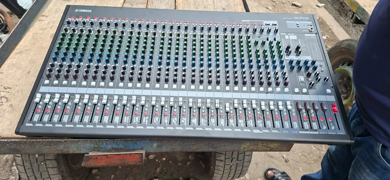 Yamaha (MGP32X) 32 Channel Mixer
