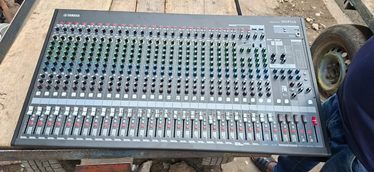Yamaha (MGP32X) 32 Channel Mixer
