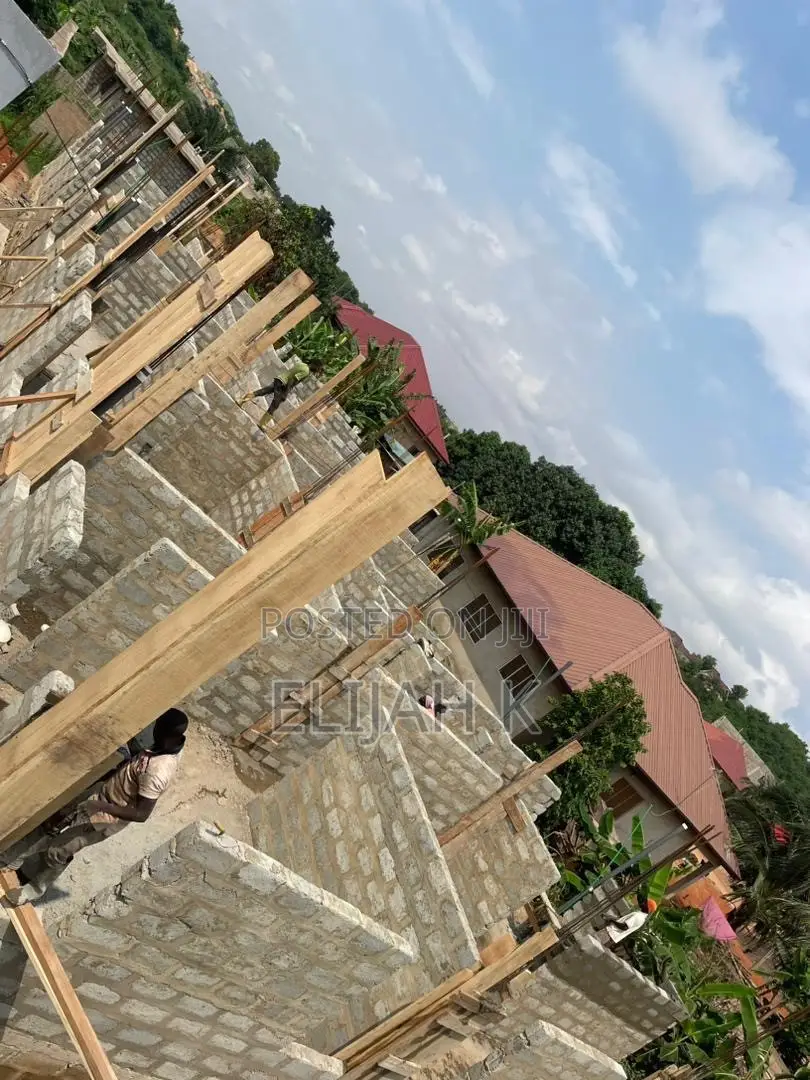 5bdrm Apartment in Penpaz Constructions, Danfa for sale