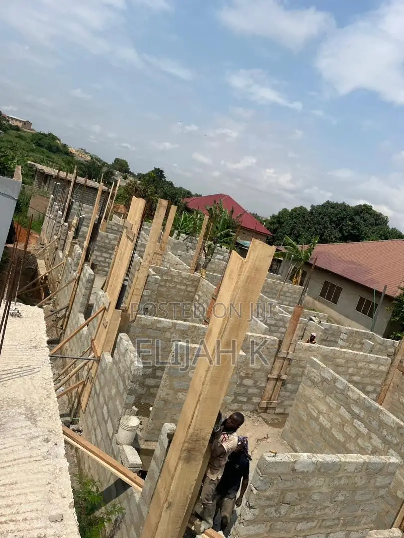 5bdrm Apartment in Penpaz Constructions, Danfa for sale