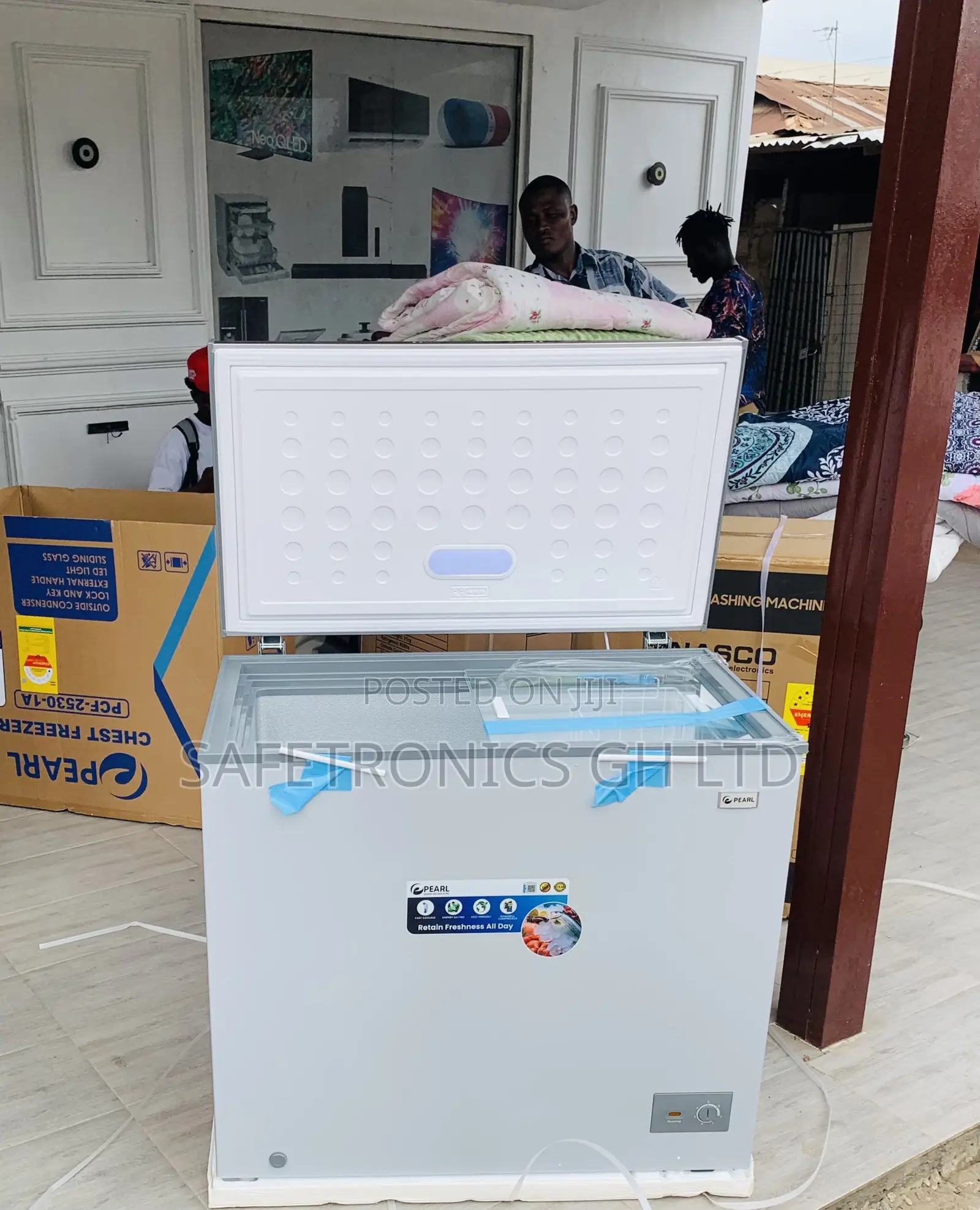 Upgrade Your Place With Pearl Singledoor 200 Liters Grey Chestfreezer