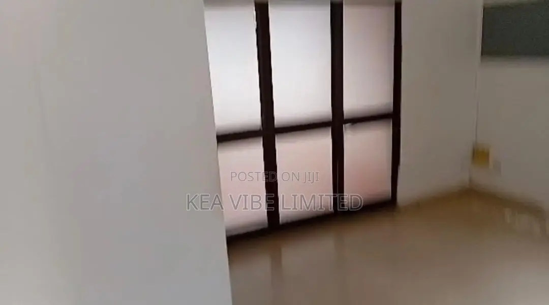 8bdrm House in Dzorwulu for rent