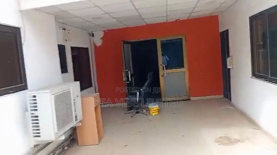 8bdrm House in Dzorwulu for rent