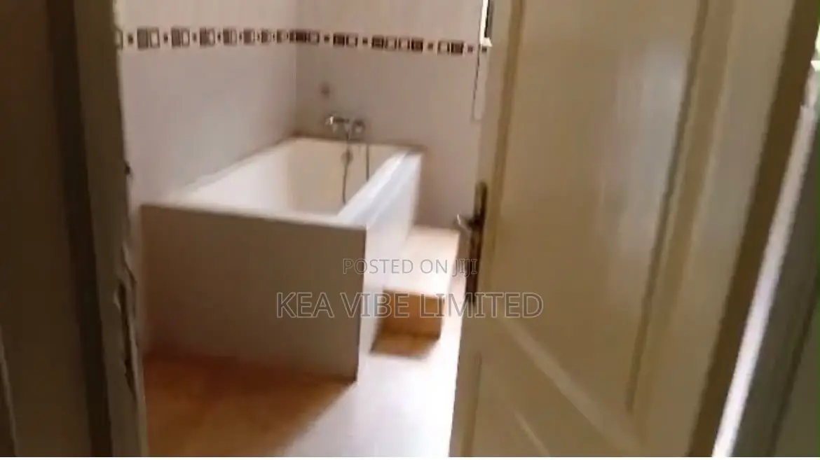 8bdrm House in Dzorwulu for rent