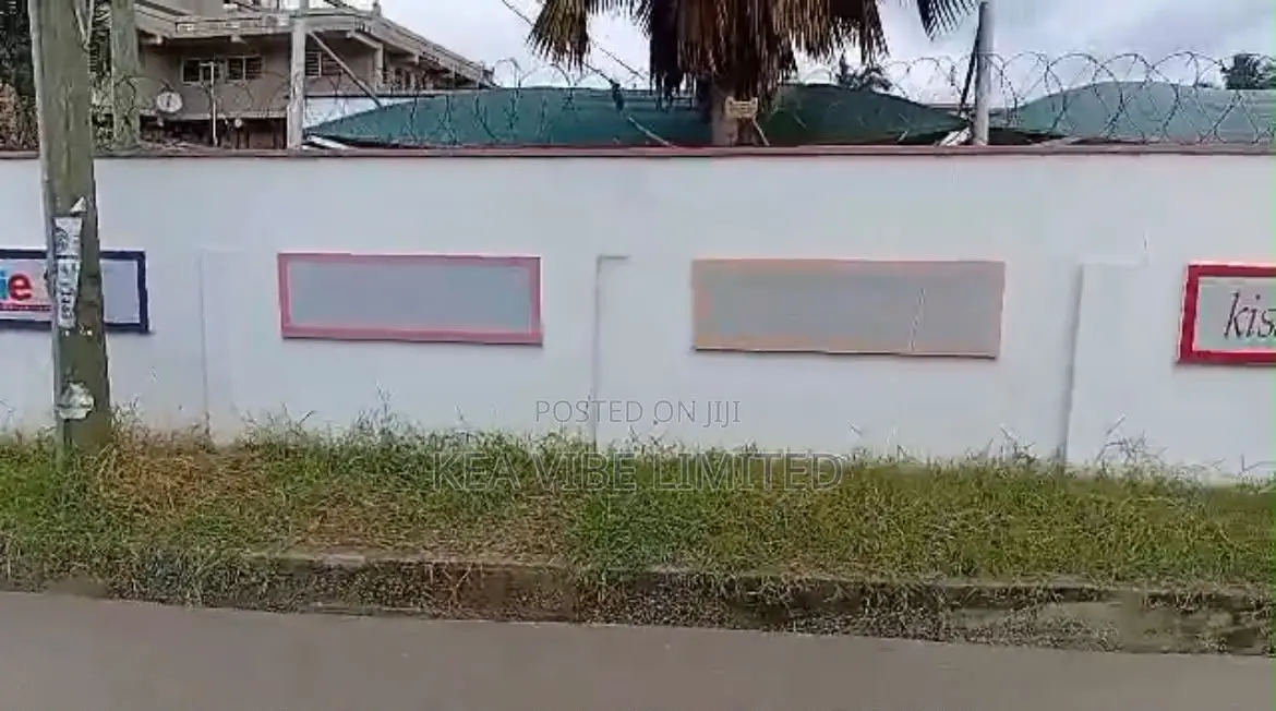 8bdrm House in Dzorwulu for rent
