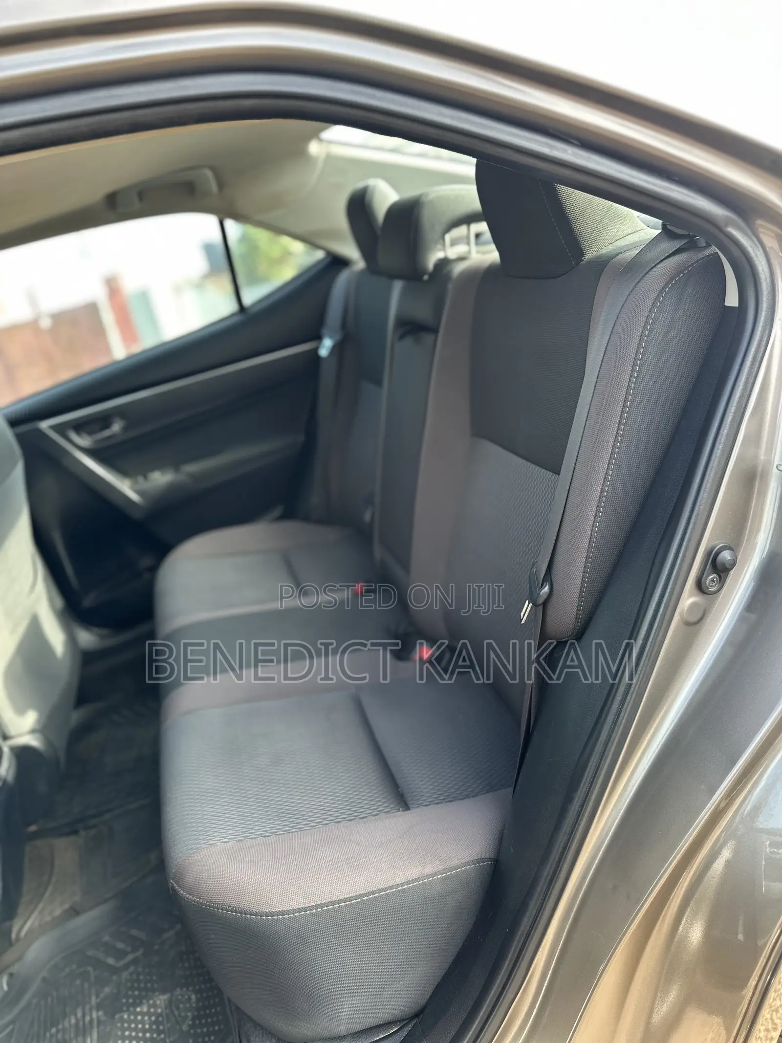 Toyota Corolla LE (1.8L 4cyl 2A) 2018 Gray