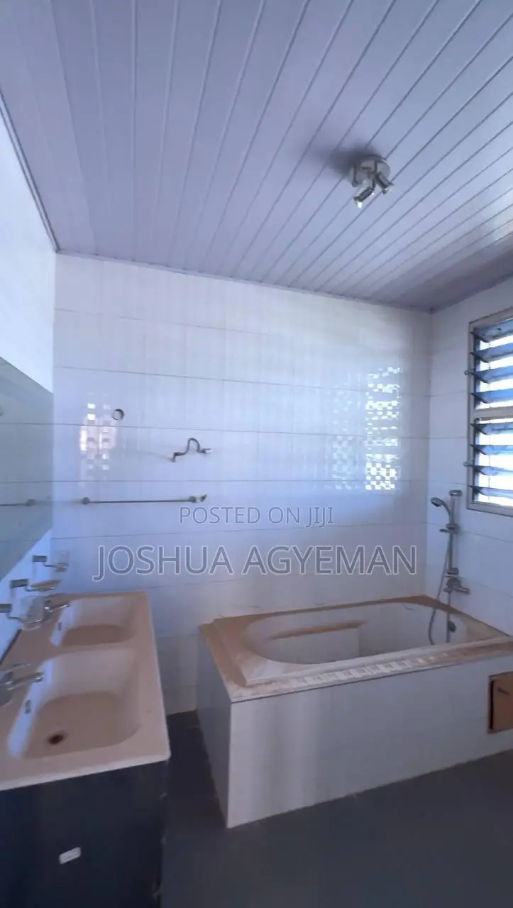 5bdrm House in Takoradi for sale