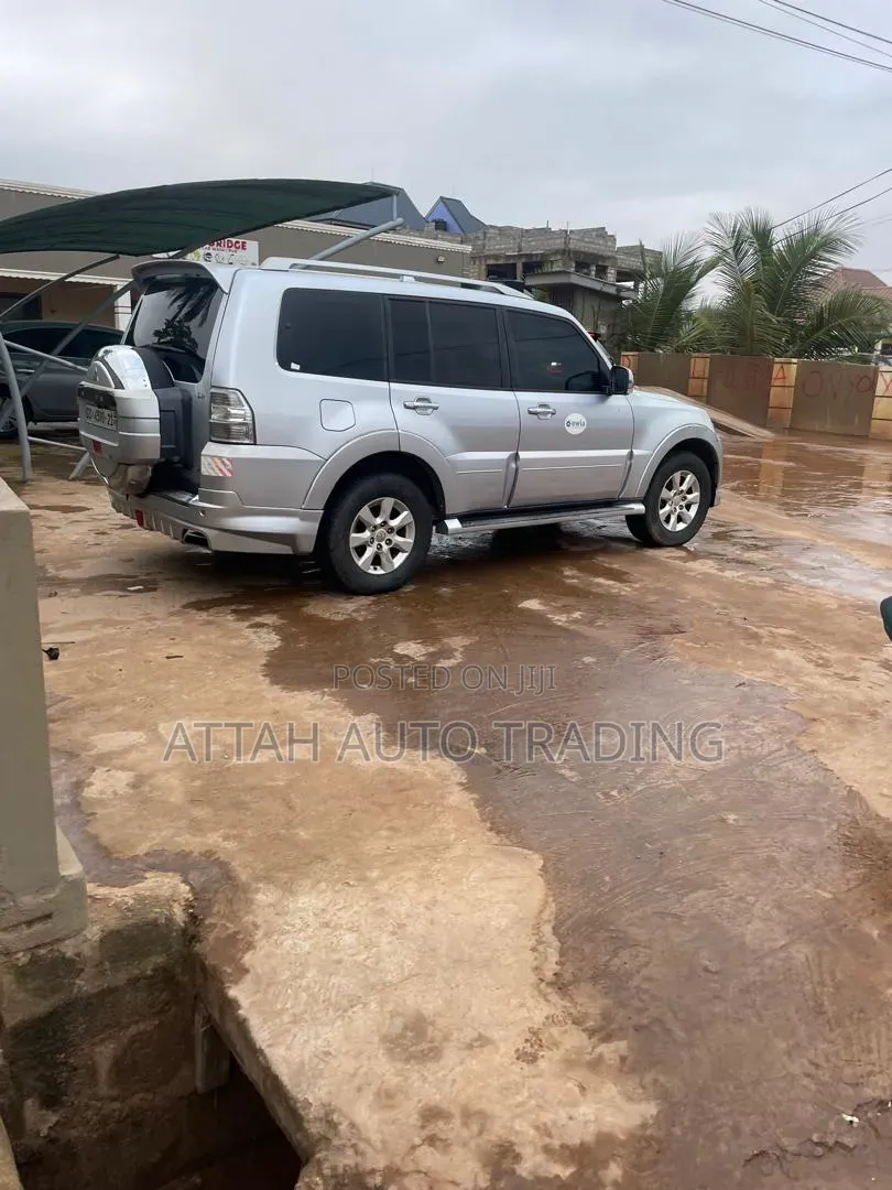 Mitsubishi Pajero 2011 Silver