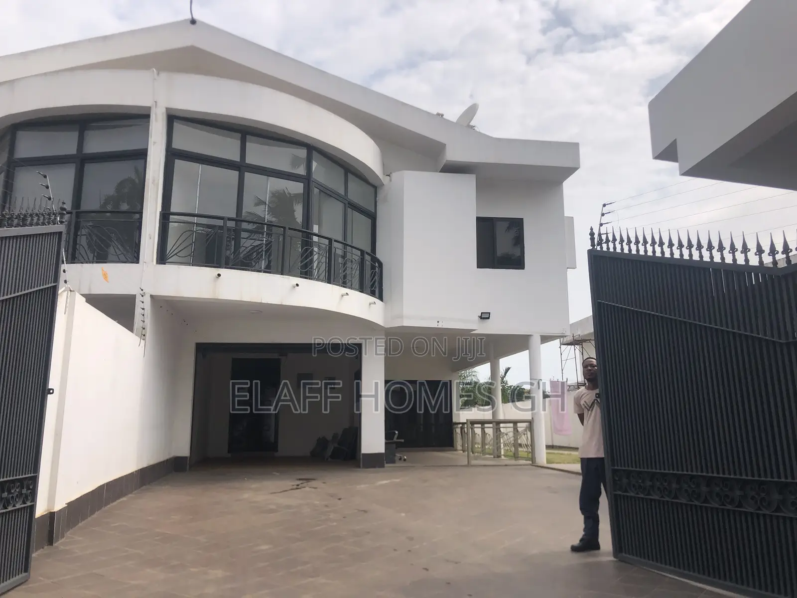 3bdrm Duplex in Elaffhomesgh, Coffee Shop Area for rent