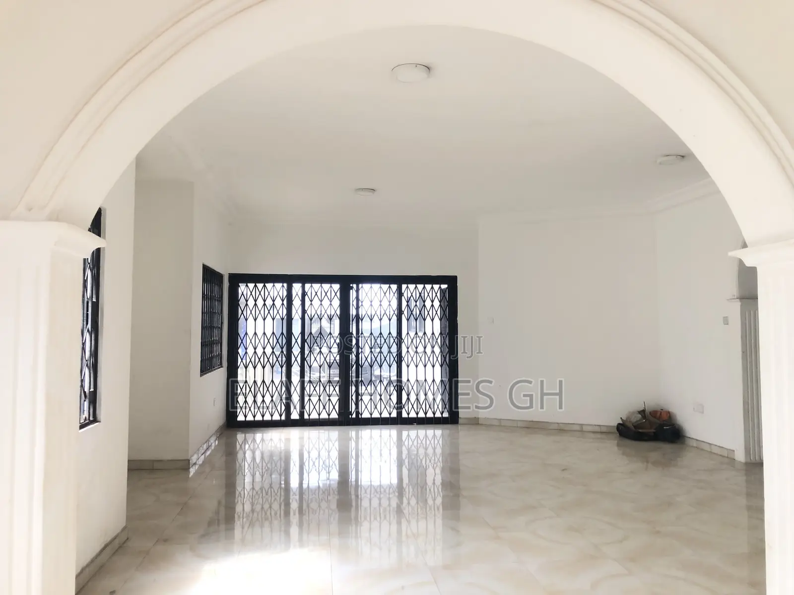 3bdrm Duplex in Elaffhomesgh, Coffee Shop Area for rent