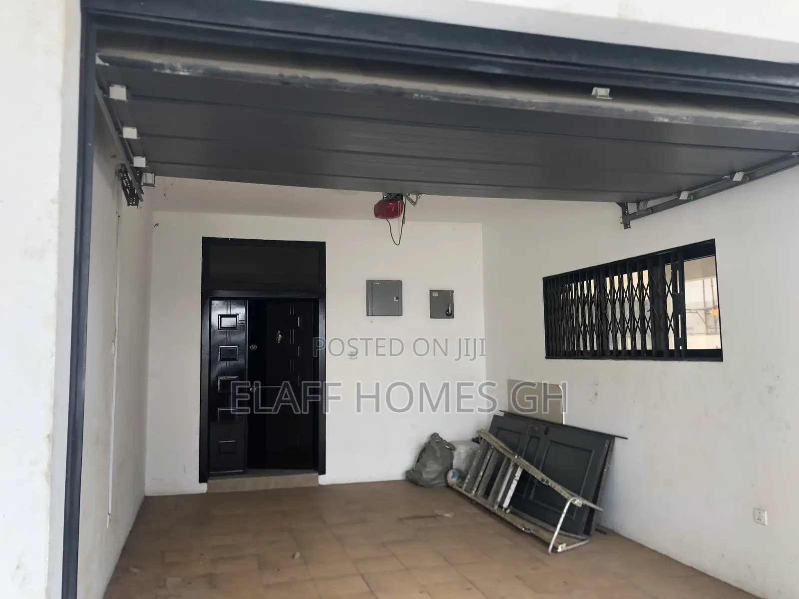 3bdrm Duplex in Elaffhomesgh, Coffee Shop Area for rent
