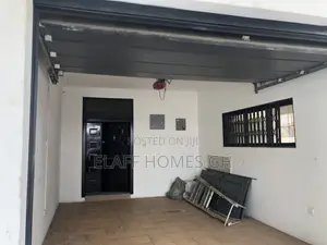 3bdrm Duplex in Elaffhomesgh, Coffee Shop Area for rent