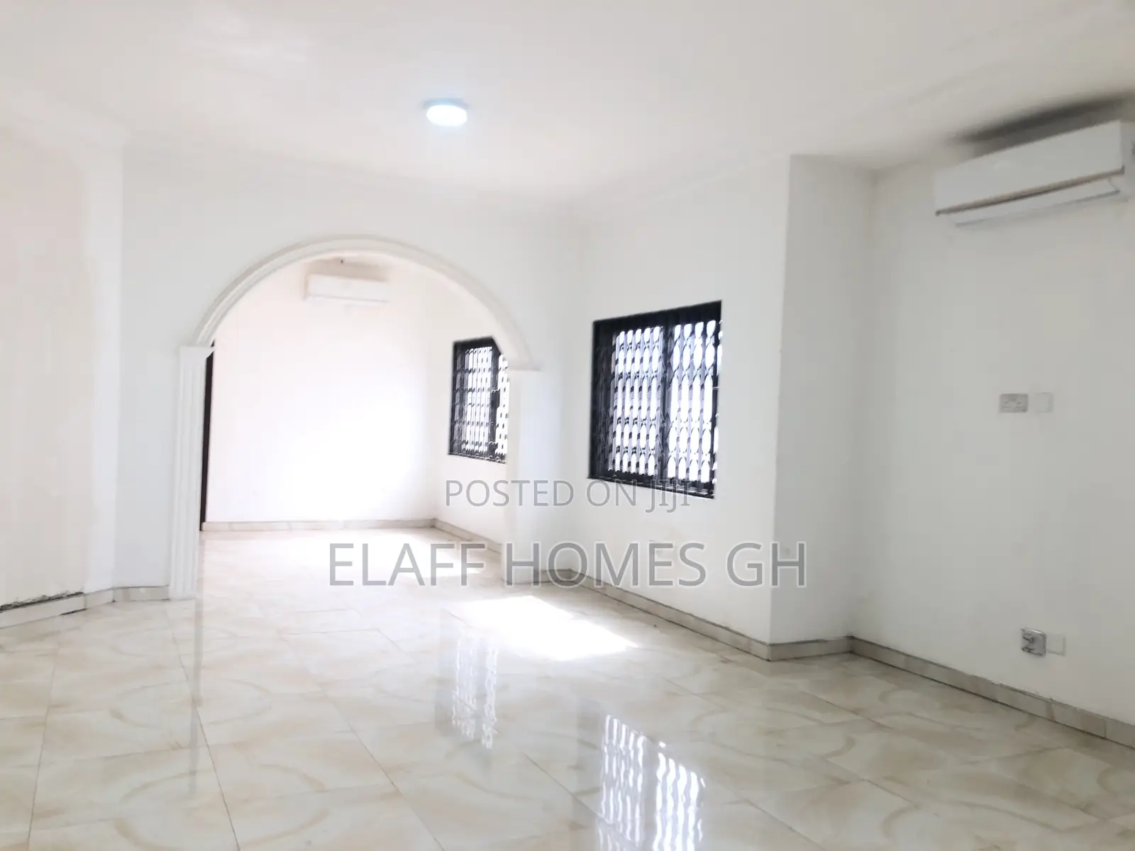 3bdrm Duplex in Elaffhomesgh, Coffee Shop Area for rent