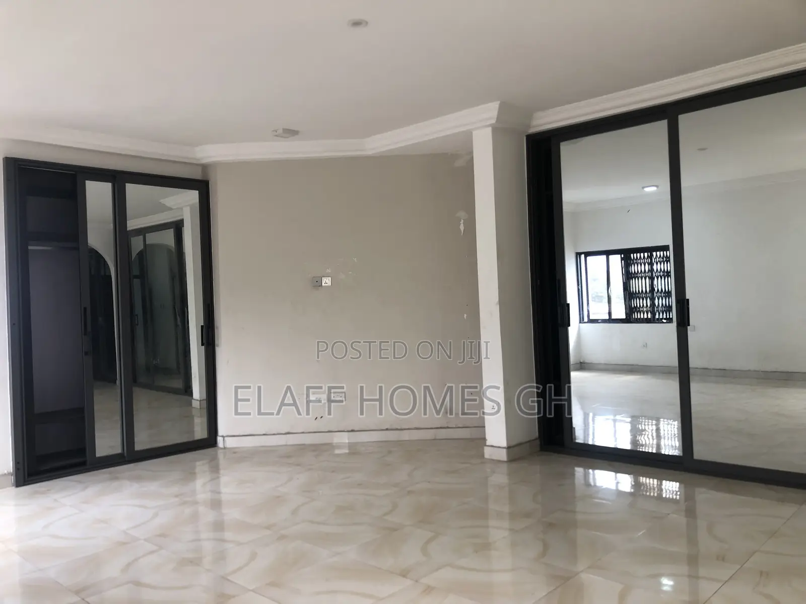 3bdrm Duplex in Elaffhomesgh, Coffee Shop Area for rent