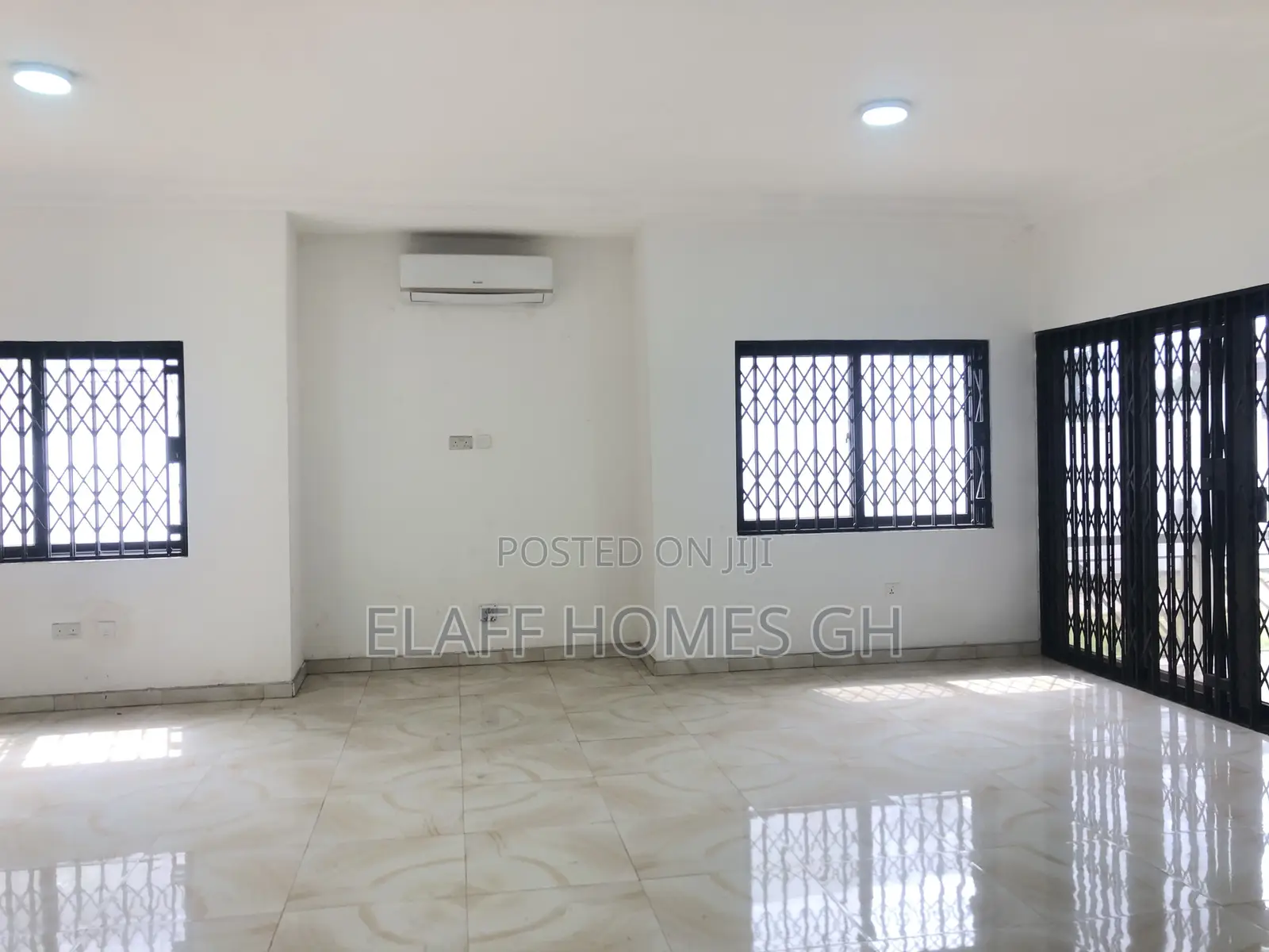 3bdrm Duplex in Elaffhomesgh, Coffee Shop Area for rent