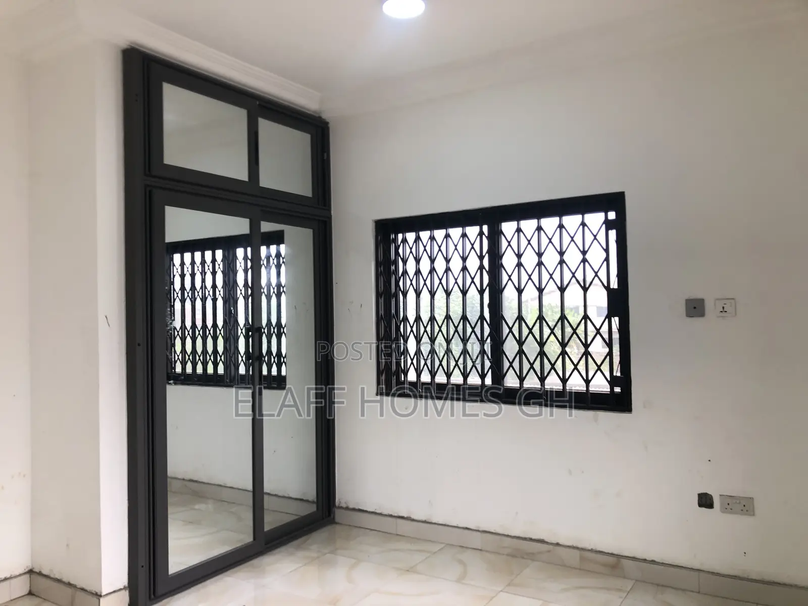 3bdrm Duplex in Elaffhomesgh, Coffee Shop Area for rent