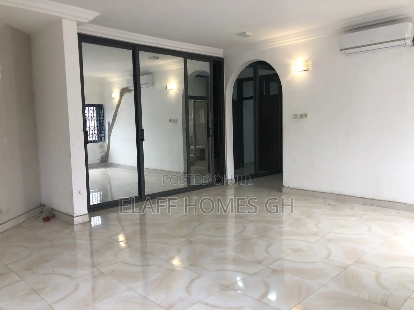 3bdrm Duplex in Elaffhomesgh, Coffee Shop Area for rent