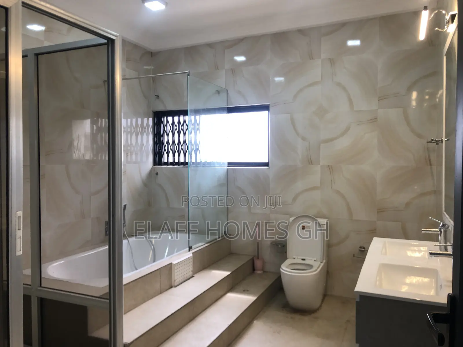 3bdrm Duplex in Elaffhomesgh, Coffee Shop Area for rent