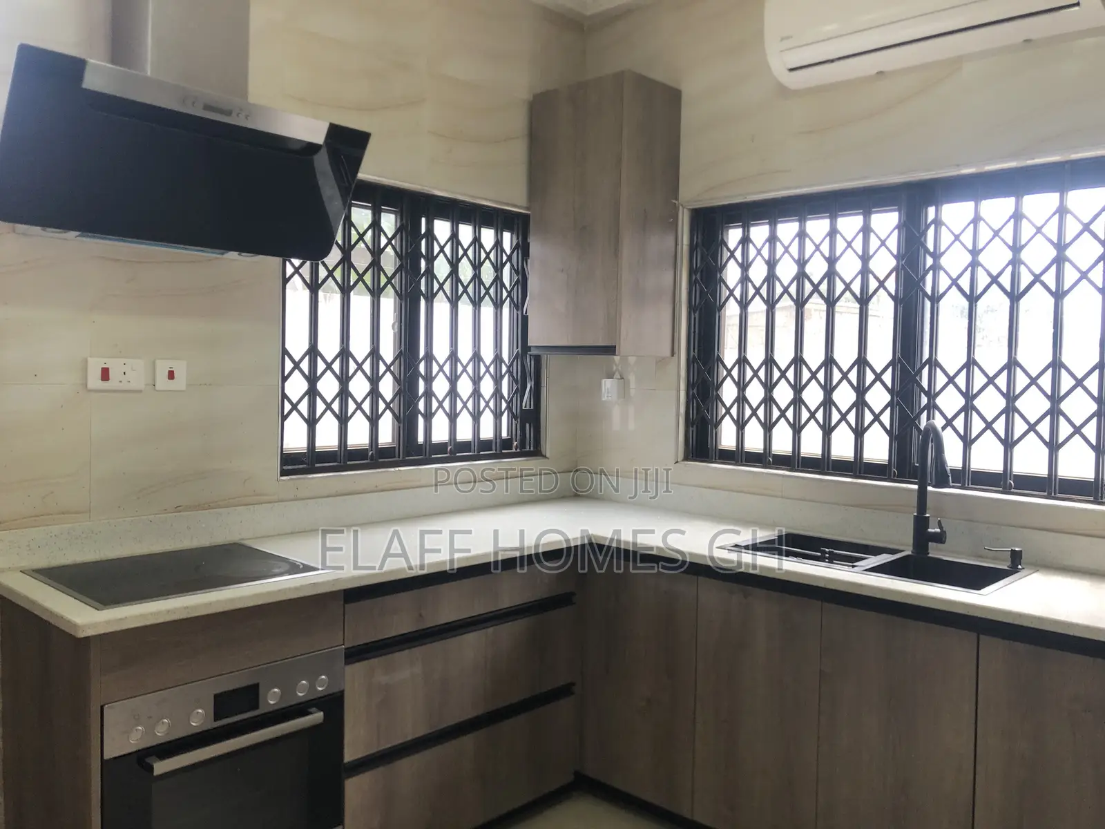 3bdrm Duplex in Elaffhomesgh, Coffee Shop Area for rent