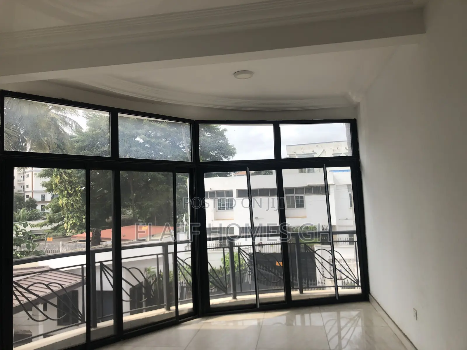 3bdrm Duplex in Elaffhomesgh, Coffee Shop Area for rent