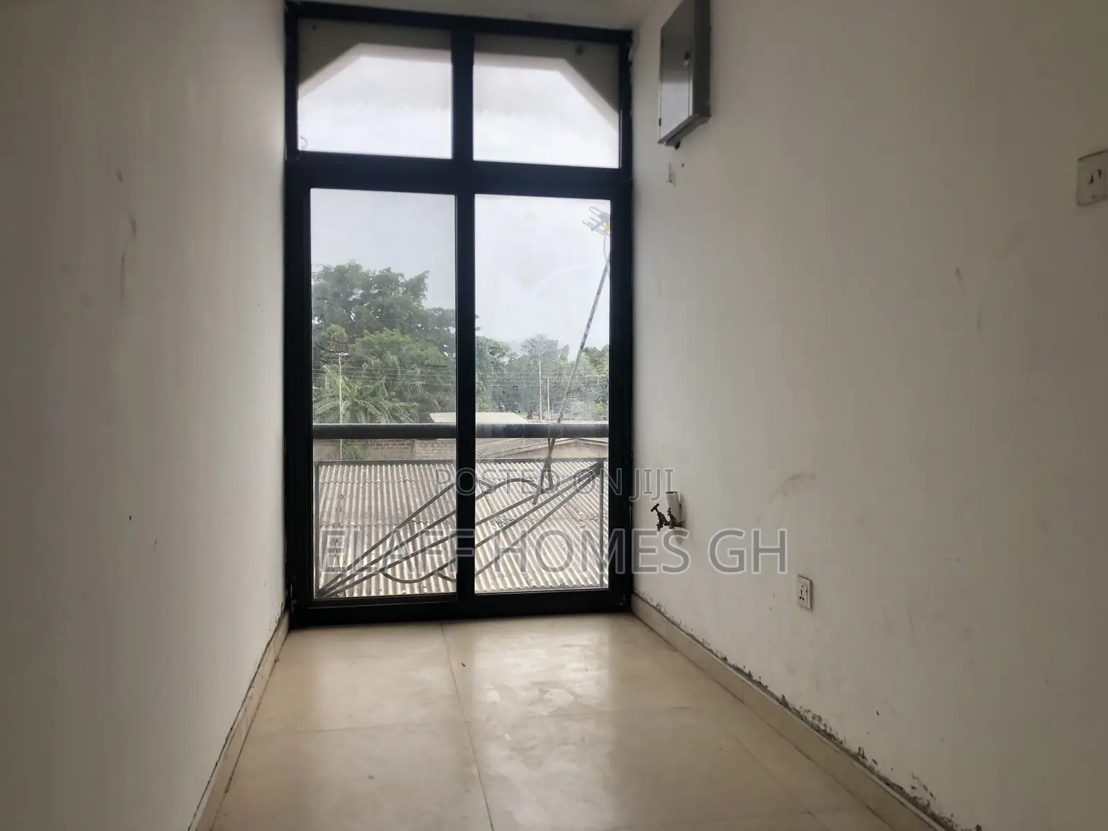 3bdrm Duplex in Elaffhomesgh, Coffee Shop Area for rent