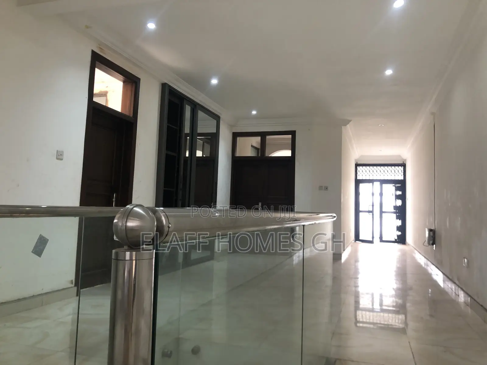 3bdrm Duplex in Elaffhomesgh, Coffee Shop Area for rent